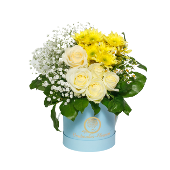 Σύνθεση σε Κουτί με Κίτρινα Χρυσάνθεμα, Λευκά Τριαντάφυλλα και Πλούσιες πρασινάδες. 